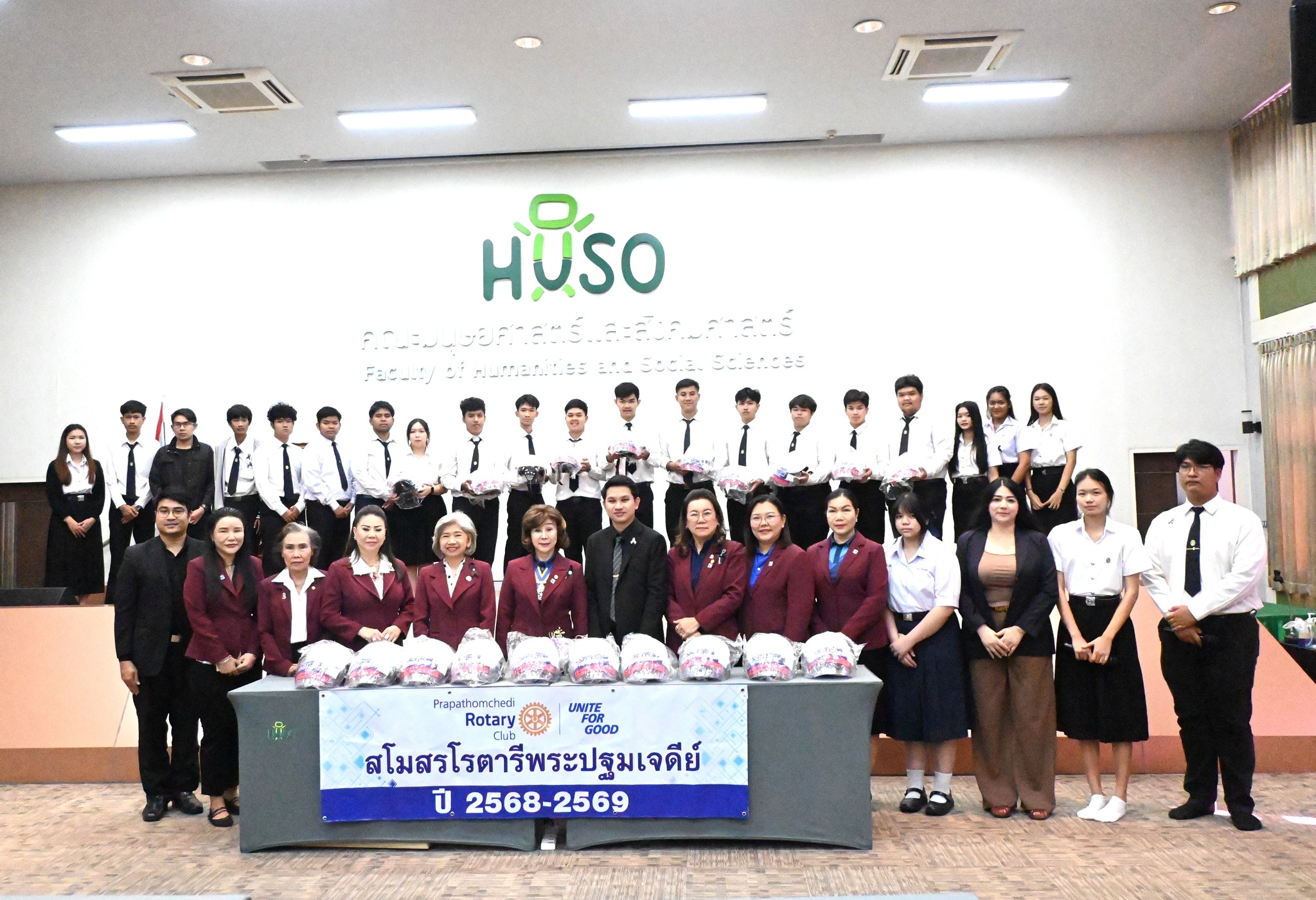 สโมสรโรตารีพระปฐมเจดีย์ จัดกิจกรรม “Safe Roads Save Life” มอบหมวกนิรภัยแก่นักศึกษา คณะมนุษยศาสตร์และสังคมศาสตร์ มหาวิทยาลัยราชภัฏนครปฐม