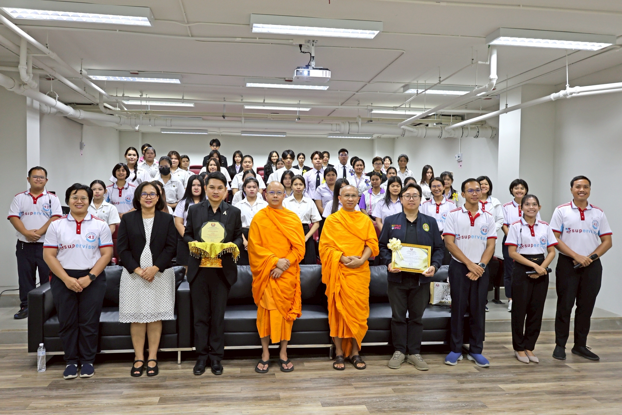 คณะมนุษยศาสตร์และสังคมศาสตร์ มรน. นำนักศึกษาเข้ารับรางวัลเกียรติยศโครงการจิตอาสาจัดสอบตอบปัญหาธรรมะ “ทางก้าวหน้า” ครั้งที่ 43