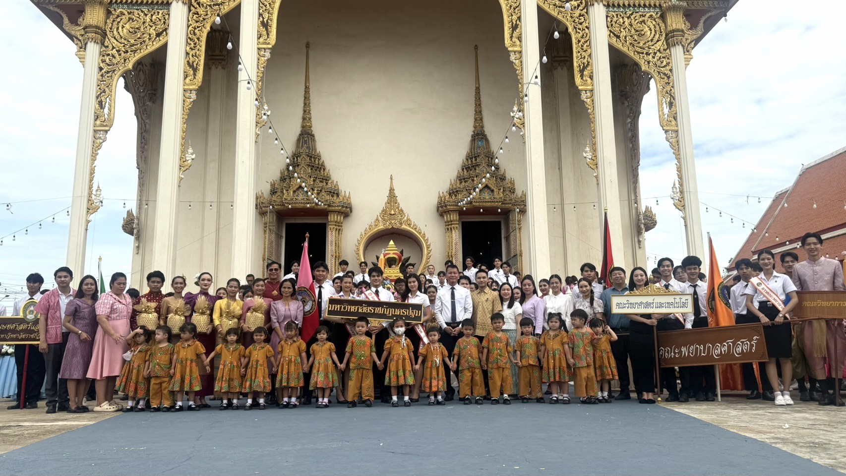 พิธีแห่เทียนและถวายเทียนจำนำพรรษาพร้อมเครื่องไทยธรรม ณ วัดใหม่ปิ่นเกลียว 