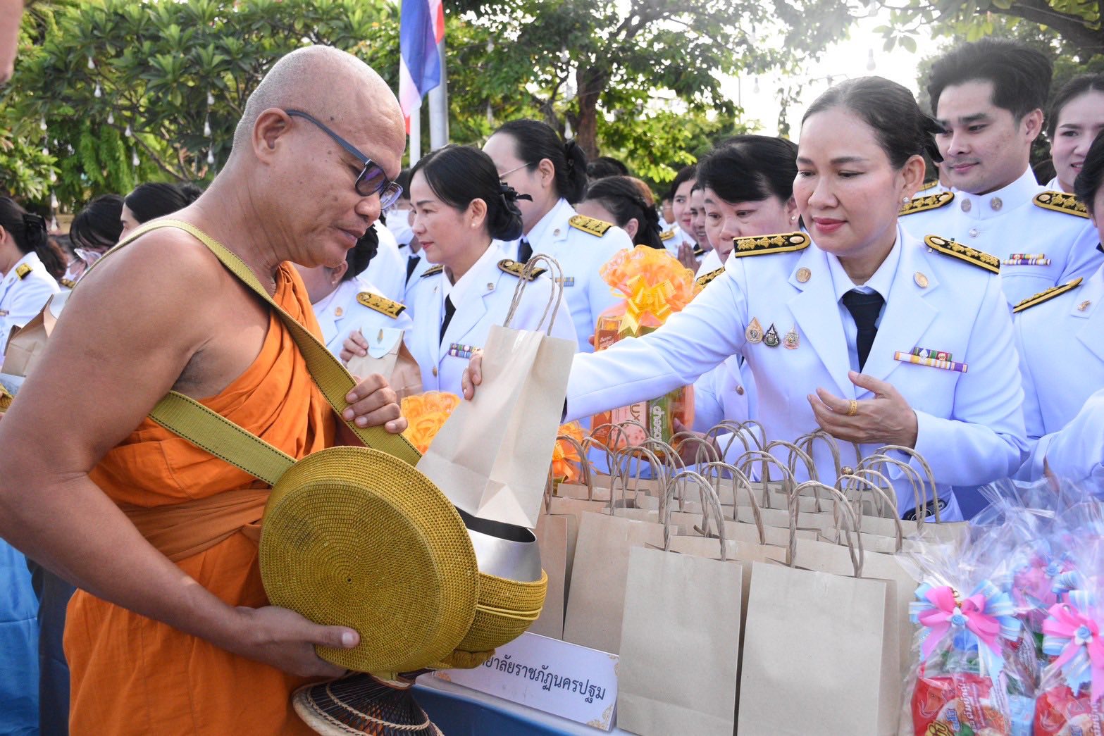 พิธีเจริญพระพุทธมนต์ และทำบุญตักบาตรถวายพระราชกุศล เนื่องในวันเฉลิมพระชนมพรรษา สมเด็จพระนางเจ้าสิริกิติ์ พระบรมราชินีนาถ พระบรมราชชนนีพันปีหลวง และวันแม่แห่งชาติ
