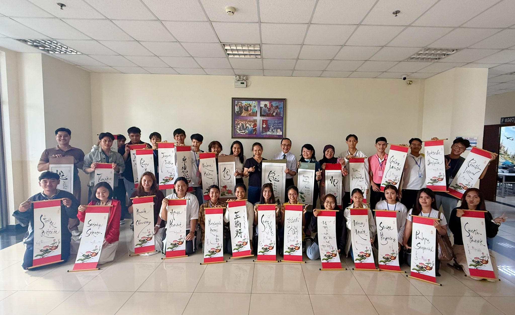 กิจกรรมการเรียนการสอน และร่วมกิจกรรมการเขียนตัวอักษรด้วยภู่กันจีน